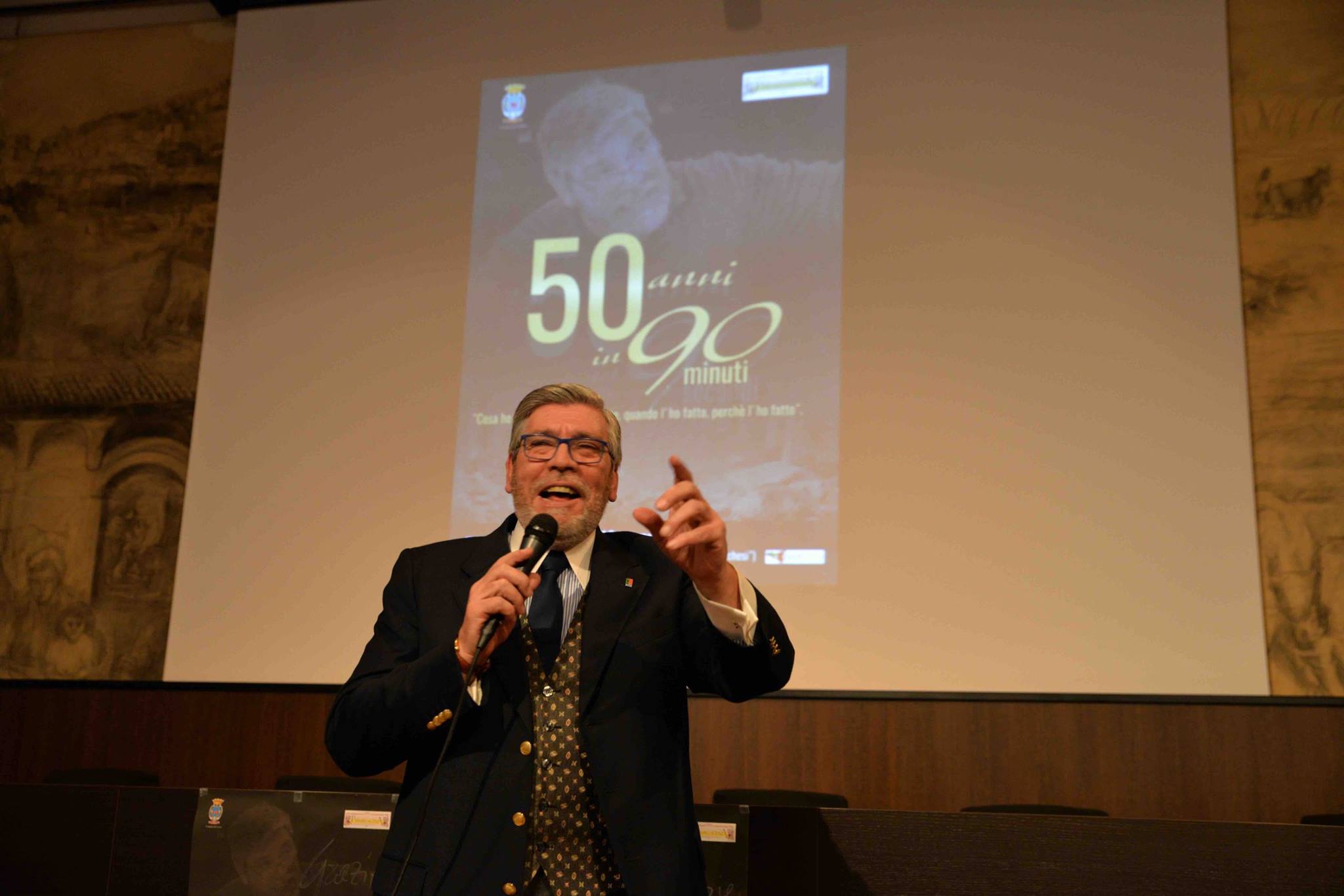 Santi Consoli con il suo One Man Show festeggia le nozze d’oro con il Teatro