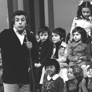 In una foto d'archivio di Cino Tortorella, in arte Mago Zurli', con alcuni bambini.  ANSA