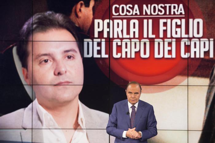 Il conduttore di "Porta a porta", Bruno Vespa, durante il lancio della puntata con l'intervista a Salvo Riina, figlio del boss della mafia siciliana Toto' Riina, Roma, 06 aprile 2016.
ANSA/CLAUDIO PERI