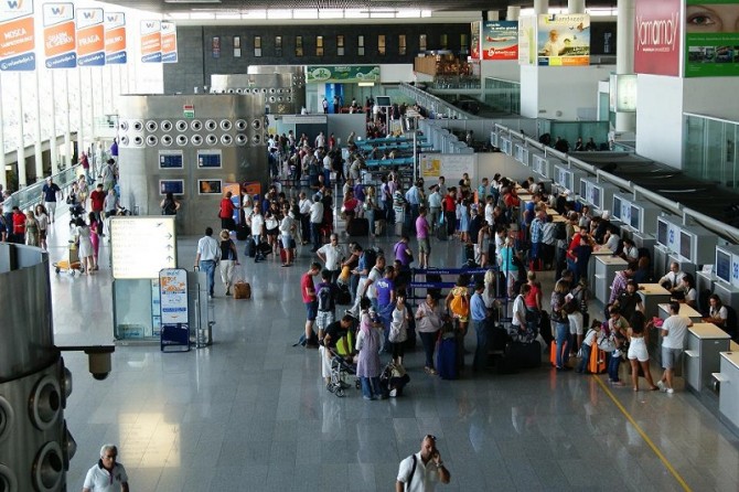 Bomba a mano all’aeroporto di Fontanarossa, destinazione Usa