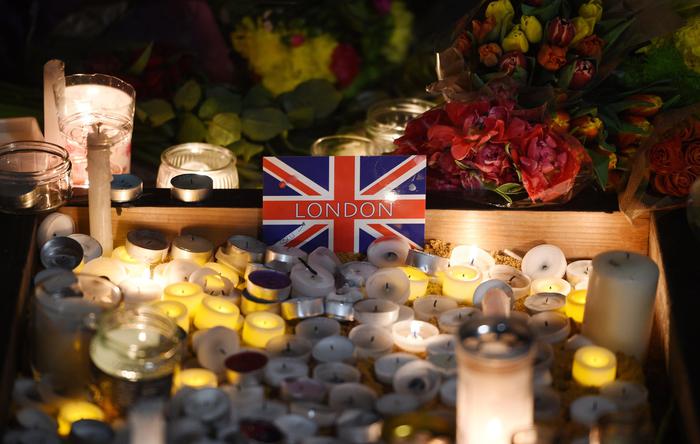 epa05866793 Candles are lit during a vigil in Trafalgar Square in London, Britain, 23 March 2017. Thousands of Londoners gather in Trafalgar Square to remember the people killed in the London terror attack on 22 March 2017. Scotland Yard in Britain said on 23 March 2017 that police have made seven arrests in raids carried out over night after the terror attack in the Westminster Palace grounds and on Westminster Bridge on 22 March 2017 leaving at least four people dead, including the attacker, and 29 people injured.  EPA/FACUNDO ARRIZABALAGA