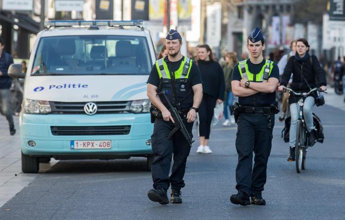 epaselect epa05866163 Police officers patrol on the Meir, the main shopping street, after police arrested man on suspicion of driving at a crowd in Antwerp, Belgium, 23 March 2017. According to media reports, the police in Antwerp allegedly have arrested a man on the suspicion of attempting to drive into a crowd with his car. Belgian security forces found a rifle as well as bladed weapons in the car, driven by a French national, prosecutors said.  EPA/STEPHANIE LECOCQ