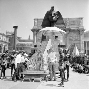 L'attrice Liz Taylor nel ruolo di Cleopatra, durante le riprese del film negli studi di Cinecitta', Roma, 27 aprile 1962.  ANSA