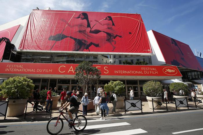 epa05966419 People walk in front the official poster of the 70th annual Cannes Film Festival on the Palais des Festivals facade, in Cannes, France, 15 May 2017. The poster displays a photogram of Italian actress Claudia Cardinale. The film festival will run from 17 to 28 May.  EPA/SEBASTIEN NOGIER