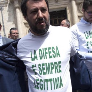 Il leader della Lega Nord Matteo Salvini, con i deputati del partito, manifesta per la legittima difesa davanti a Montecitorio, Roma, 4 maggio 2017.    ANSA/MAURIZIO BRAMBATTI