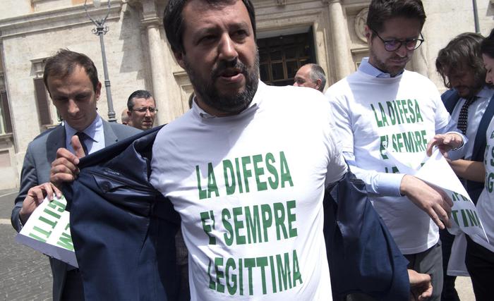 Il leader della Lega Nord Matteo Salvini, con i deputati del partito, manifesta per la legittima difesa davanti a Montecitorio, Roma, 4 maggio 2017.
   ANSA/MAURIZIO BRAMBATTI