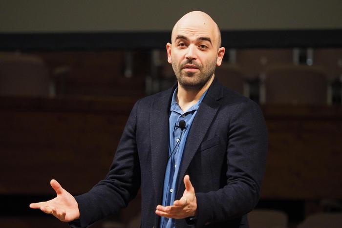 Lo scrittore Roberto Saviano durante la lezione ''Il racconto del reale. La narrazione del Potere tra il web e la strada'' all'aula Magna di Santa Lucia dell'università di Bologna. 6 Dicembre 2016. ANSA /GIORGIO BENVENUTI