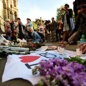 epa05984640 Mourners place candles outside the Town Hall in Manchester during a vigil for people who lost their lives during the Manchester terror attack in central Manchester, Britain, 23 May 2017. Britain is on high alert following the Manchester terror attack on the Manchester Arena late 22 May, that saw 22 people lose their lives with scores of other people injured. EPA/ANDY RAIN