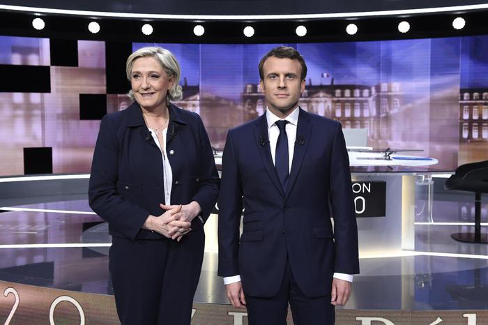 epa05942515 French presidential election candidate for the far-right Front National (FN) party, Marine Le Pen (L) and French presidential election candidate for the En Marche ! movement, Emmanuel Macron pose prior to the start of a live brodcast face-to-face televised debate in television studios of French public national television channel France 2, and French private channel TF1 in La Plaine-Saint-Denis, north of Paris, France, on 03 May 2017 as part of the second round election campaign. Pro-EU centrist Emmanuel Macron and far-right leader Marine Le Pen face off in a final televised debate on 03 May that will showcase their starkly different visions of France's future ahead of this weekend's presidential election run-off.  EPA/ERIC FEFERBERG / POOL MAXPPP OUT