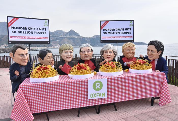 G7:flash mob contro 'banchetto' grandi, 30 mln muoiono fame