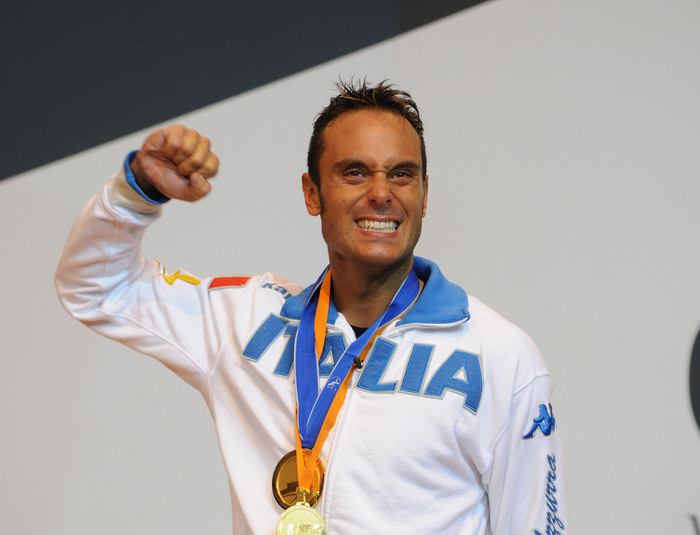 L'italiano Paolo Pizzo ha vinto la medaglia d'oro nella categoria spada dei Campionati del mondo di scherma in corso di svolgimento a Catania. In finale ha battuto 15-13 l'olandese Bas Verwijlen. oggi 12 ottobre 2011.    ANSA/ORIETTA SCARDINO