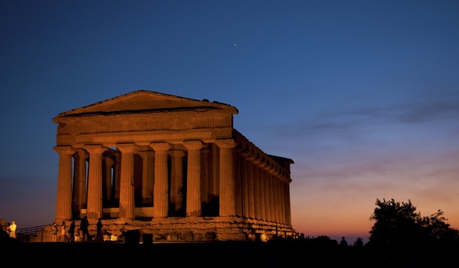 Valle_dei_Templi_Agrigento_Sicily_Italy-670x391