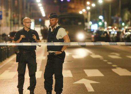 epa06163347 Police bloc Avenue Jacquemain where earlier a man jump on soldier partoling in Brussels, Belgium, 25 August 2017. According to reports, a man has been shot and is in a critical condition after reportedly attacking soldiers in Brussels with a machete.  EPA/OLIVIER HOSLET