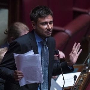 Vitalizi, Scontro in Aula. La presidente Boldrini espelle Di Battista