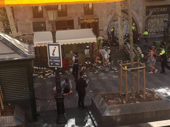 Barcellona, furgone contro folla sulla Rambla, 13 morti e 80 feriti. Due persone arrestate