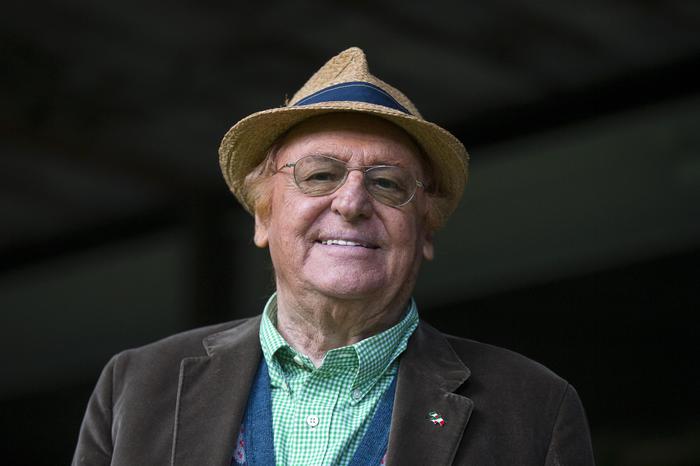 Renzo Arbore posa per i fotografi durante la presentazione del programma Rai "Mariangela!" condotto da Lella Costa, Roma, 08 maggio 2017. ANSA/ANGELO CARCONI