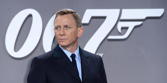 epa05000730 British actor/cast member Daniel Craig arrives for the premiere of 'Spectre' in Berlin, Germany, 28 October 2015. The new James Bond movie will be released in German theaters on 05 November.  EPA/BRITTA PEDERSEN