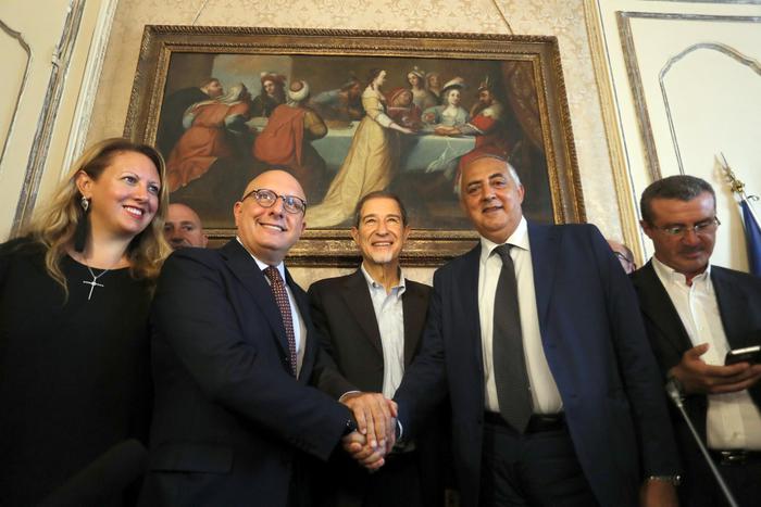 Un momento della conferenza stampa di Nello Musumeci e del centrodestra, Palermo, 1 settembre 2017. Nello Musumeci ha ufficializzato la sua candidatura alla carica di governatore alle regionali di novembre della coalizione di centrodestra composta da Forza Italia, Udc, Autonomisti, Cantiere popolare, Fdi, Noi con Salvini, Cdu, movimento civico Idea Sicilia dell'ex rettore Lagalla e Cantiere Popolare. ANSA/ IGOR PETYX