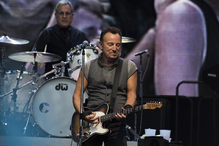 Il musicista statunitense Bruce Springsteen durante il concerto a San Siro a Milano 3 luglio 2016.
ANSA/AROLE E DINTORNI Mathias Marchioni ANSA PROVIDES ACCESS TO THIS HANDOUT PHOTO TO BE USED SOLELY TO ILLUSTRATE NEWS REPORTING OR COMMENTARY ON THE FACTS OR EVENTS DEPICTED IN THIS IMAGE; NO ARCHIVING; NO LICENSING