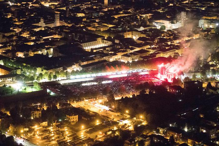 Una veduta aerea dall'elicottero della Polizia di Stato durante il concerto dei Rolling Stones a Lucca, 23 settembre 2017.
ANSA/MASSIMO SESTINI/POLIZIA DI STATO
+++ ANSA PROVIDES ACCESS TO THIS HANDOUT PHOTO TO BE USED SOLELY TO ILLUSTRATE NEWS REPORTING OR COMMENTARY ON THE FACTS OR EVENTS DEPICTED IN THIS IMAGE; NO ARCHIVING; NO LICENSING +++