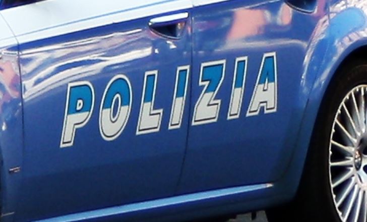 Catania, il poliziotto arrestato: fece una perquisizione (illegale) a casa della vittima per vedere dove teneva i soldi