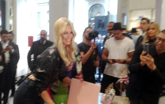 Claudia Schiffer firma a Milano copie del suo libro edito da Rizzoli. Foto di Gioia Giudici