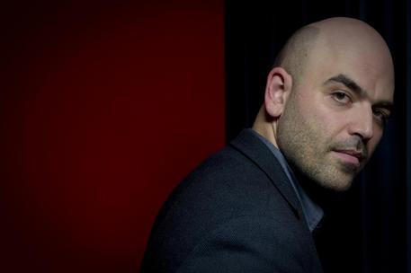 Roberto Saviano in occasione della presentazione del suo nuovo romanzo 'Bacio Feroce' all'interno della sala del cinema Modernissimo, Napoli, 16 Ottobre 2017. A seguire lo scrittore ha risposto alle domande dell'intervista video dal titolo 'Saviano non ci piace'. ANSA/ CIRO FUSCO.