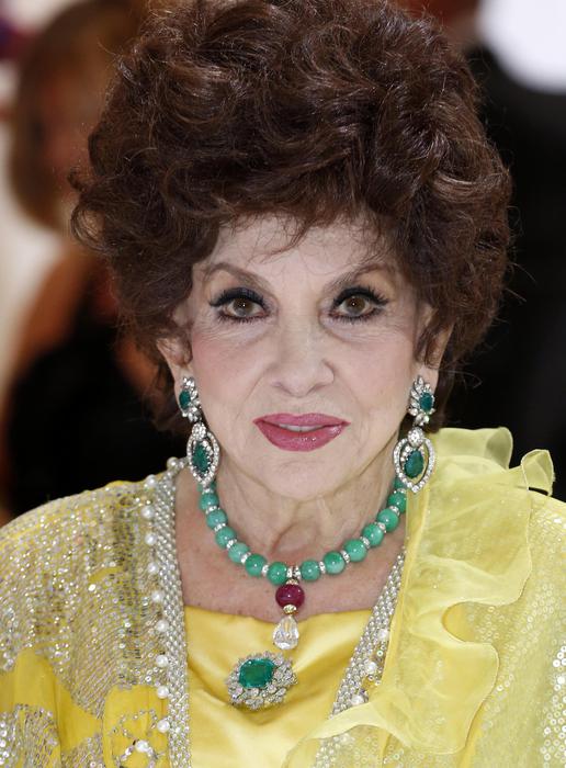 epa06052075 (FILE) - Italian actress Gina Lollobrigida arrives for the 66th Red Cross Ball at the Sporting Club Salle des Etoiles in Monaco, 01 August 2014, (reissued 27 June 2017). Gina Lollobrigida turns 90 on 04 July 2017.  EPA/SEBASTIEN NOGIER