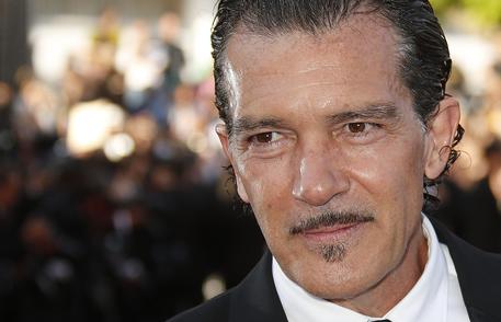 epa05984737 Spanish actor Antonio Banderas arrives for the 70th Anniversary ceremony during the 70th annual Cannes Film Festival, in Cannes, France, 23 May 2017. The festival runs from 17 to 28 May.  EPA/GUILLAUME HORCAJUELO