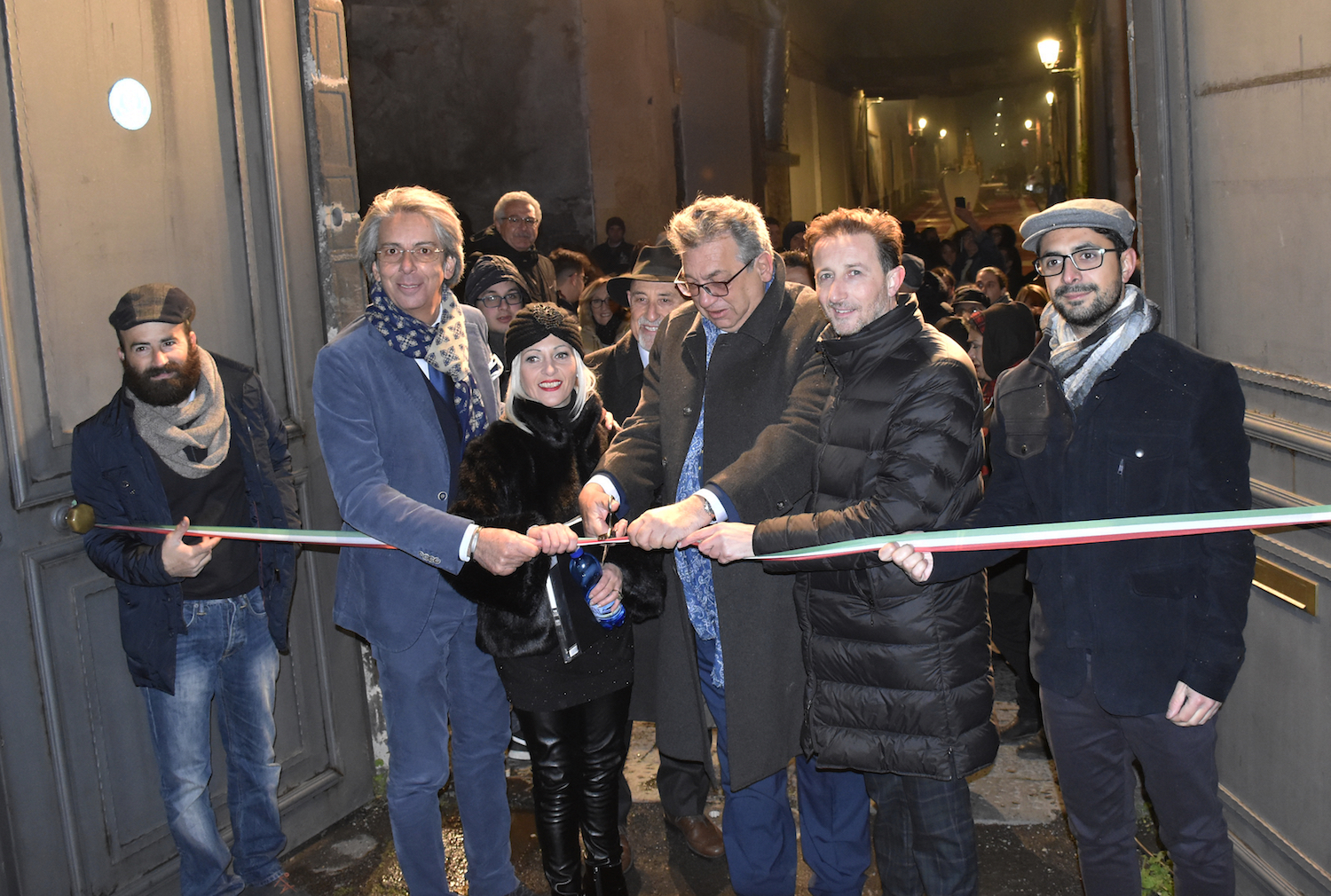 L’ingresso trionfale di “Santa Lucia”, i fuochi piromusicali, la voce di Liliana Nigro e le mostre “Astro d’Argento” e “Luci di Luce” hanno aperto il “Dicembre al Bufali”