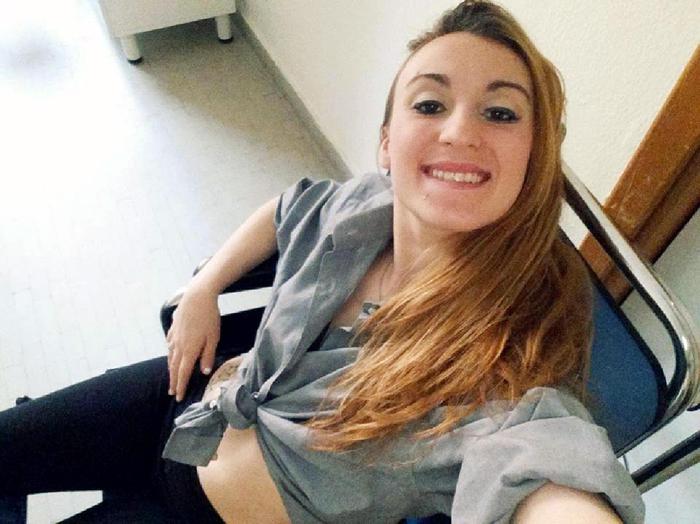 Laura Petrolito, la ventenne accoltellata, uccisa e buttata in un pozzo, in una foto tratta dal suo profilo facebook. +++ATTENZIONE LA FOTO NON PUO? ESSERE PUBBLICATA O RIPRODOTTA SENZA L'AUTORIZZAZIONE DELLA FONTE DI ORIGINE CUI SI RINVIA+++ 