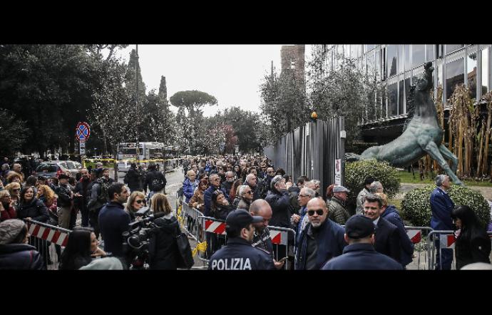 Oltre diecimila persone in fila per salutare Fabrizio Frizzi