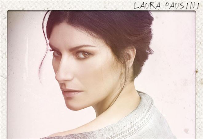 Laura Pausini, in versione hostess, presenta in volo “Fatti sentire”