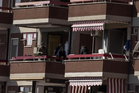 Un momento della trattativa tra le forze dell'ordine, sul balcone di sinistra, e il carabiniere Luigi Capasso, sul balcone di destra, Cisterna di Latina, 28 febbraio 2018. L'appuntato dei carabinieri è barricato in casa con le due figlie dopo che stamattina ha sparato alla moglie con la pistola d'ordinanza durante una lite. ANSA/MASSIMO PERCOSSI