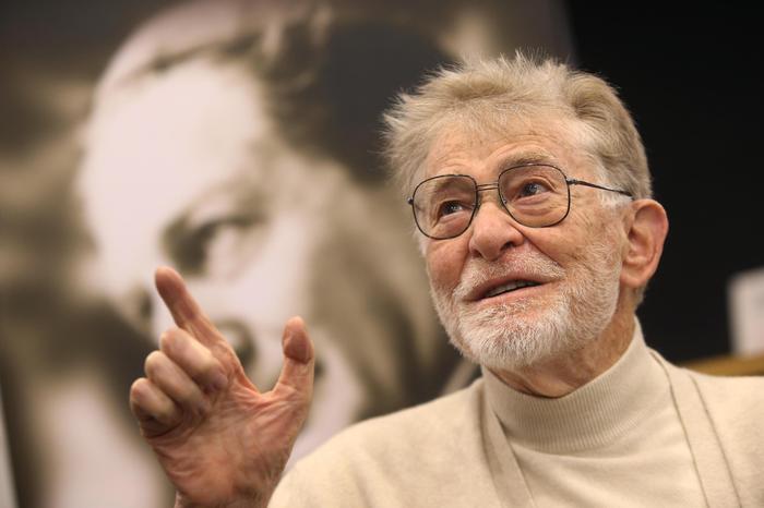 Il regista Ermanno Olmi posa per i fotografi durante la conferenza stampa di presentazione del suo film sulla vita del Cardinal Martini: "Vedete, sono uno di voi", Milano, 10 Febbraio 2017.     ANSA / MATTEO BAZZI