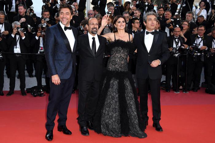 epa06719793 Actors (R-L) Ricardo Darin, Penelope Cruz, director Asghar Farhadi and Javier Bardem arrive for the screening of âEverybody Knowsâ (Todos Lo Saben) and the Opening Ceremony of the 71st annual Cannes Film Festival in Cannes, France, 08 May 2018. Presented in competition, the movie opens the festival which runs from 08 to 19 May.  EPA/CLEMENS BILAN