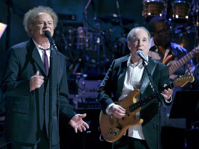 epa05574116 (FILE) The file picture dated 23 May 2007 shows US musicians Art Garfunkel (L) and Paul Simon (R) singing at the Library of Congress Concert honoring Simon for winning the Gershwin Prize for Popular Song in Washington DC, USA. Paul Simon turns 75 on 13 October 2016.  EPA/CHRIS KLEPONIS