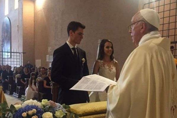 Matrimonio a sorpresa in Vaticano celebrato dal Papa