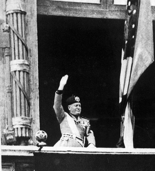 Dissequestrata la foto di Mussolini al bar di Modica. Non è apologia del fascismo