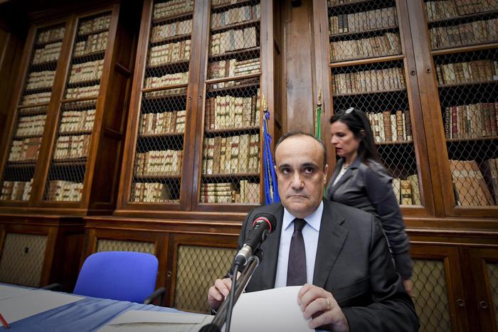 Il ministro dei Beni culturali Alberto Bonisoli alla Biblioteca Nazionale di Napoli, dove sono stati presentati dei manoscritti di Giacomo Leopardi acquisiti dal Mibac, Napoli, 31 luglio 2018
ANSA / CIRO FUSCO