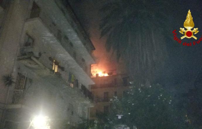 1539029985487.jpeg--spaventoso_incendio_in_appartamento_a_catania__famiglia_fugge_dalle_fiamme