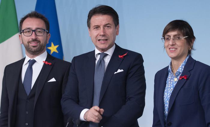 Il presidente del Consiglio dei Ministri Giuseppe Conte, con i ministri della Giustizia Alfonso Bonafede (S) e per la Pubblica Amministrazione Giulia Bongiorno, al termine della conferenza stampa al termine del consiglio dei ministri a Roma, 28 novembre 2018.   ANSA/MAURIZIO BRAMBATTI