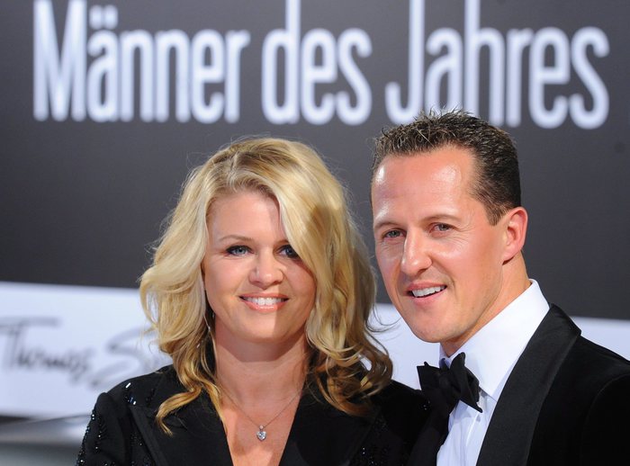 epa02418926 German Formula-One driver Michael Schumacher and his wife Corinna arrive for the GQ magazine gala 'Men of the Year' in Berlin, Germany, 29 October 2010.  EPA/JENS?KALAENE