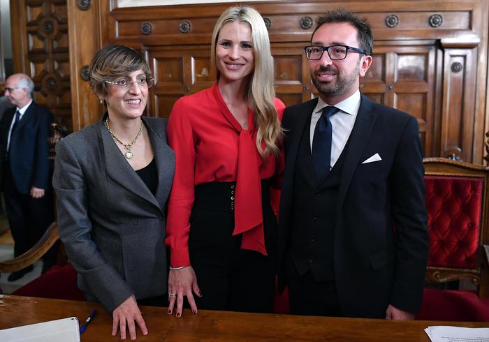 Il ministro della Pubblica Amministrazione Giulia Bongiorno (S), la conduttrice televisiva Michelle Hunziker (C) e il ministro della Giustizia, Alfonso Bonafede, durante la presentazione della legge sul ''Codice rosso'' contro la violenza sulle donne, Roma, 25 ottobre 2018.  ANSA / ETTORE FERRARI