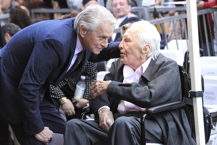 Kirk Douglas festeggia 102 anni