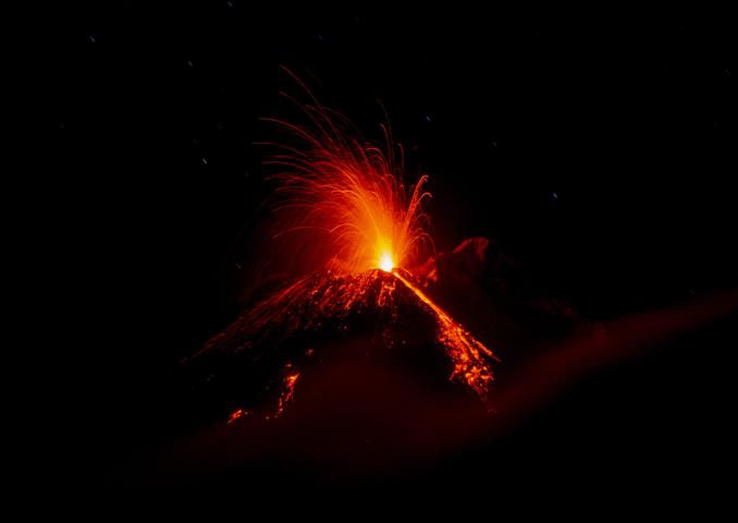 Riprende spettacolo di fuoco sull’Etna: eruzione da tre crateri