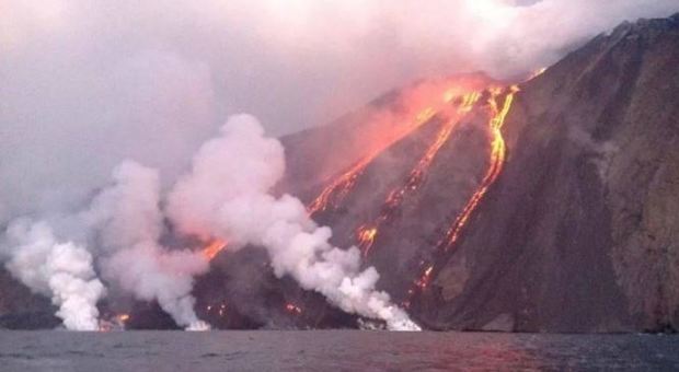 L’Etna chiama, lo Stromboli risponde: i due giganti del fuoco eruttano in coro