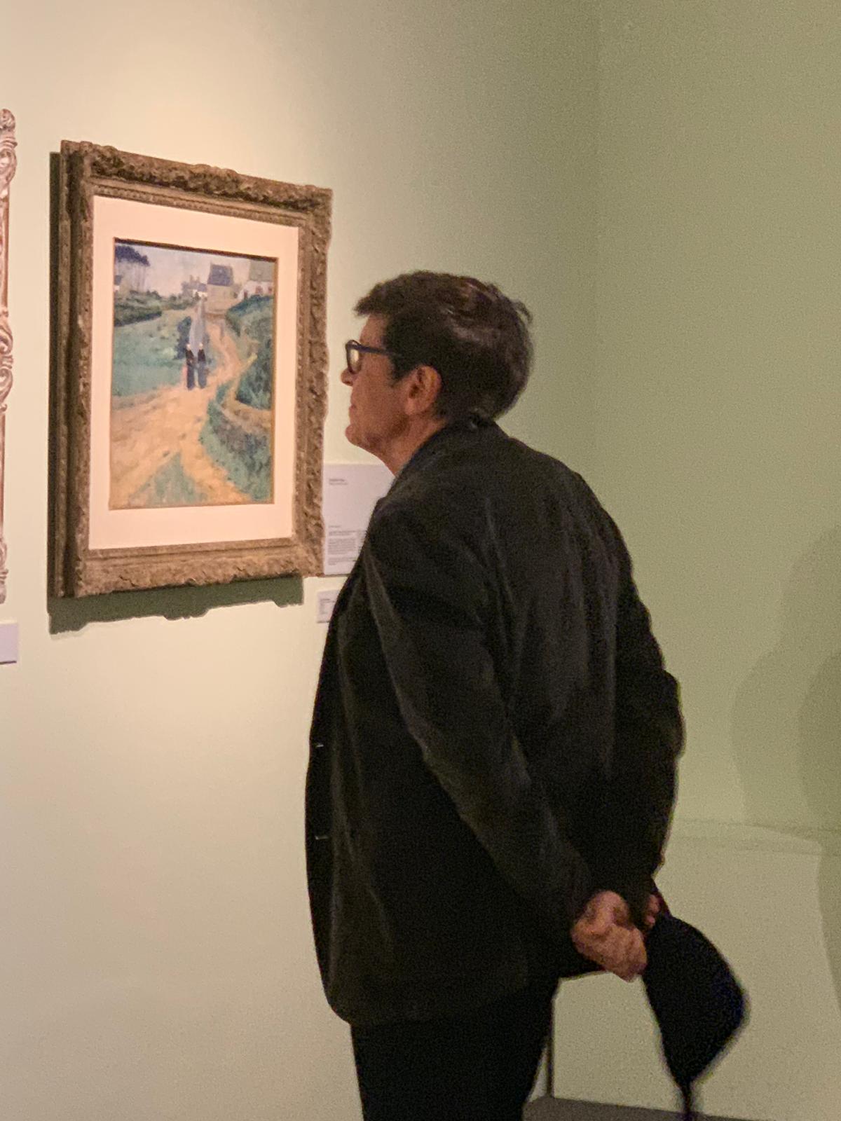 A sorpresa Gianni Morandi visita la mostra sull’Impressionismo, ospitata al Palazzo Platamone