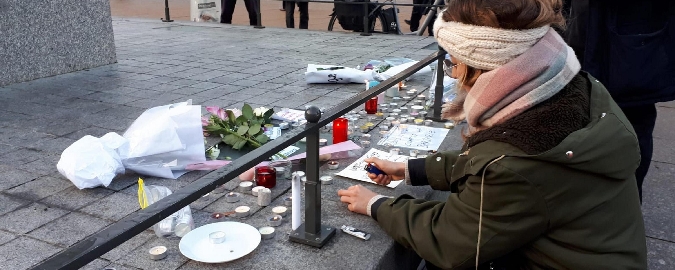 I primi omaggi floreali in memoria delle vittime della sparatoria. Una donna accende un cero, Strasburgo, Francia, 12 dicembre 2018. ANSA/SALVATORE LUSSU