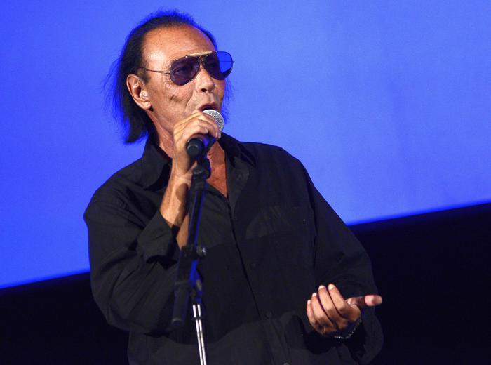 Italian singer-songwriter Antonello Venditti performs during an awards ceremony at the Teatro Antico for the 61th Taormina Film Festival, in Taormina, Sicily Island, Italy, late 17 June 2015. The festival runs from 13 to 20 June.  ANSA/CLAUDIO ONORATI